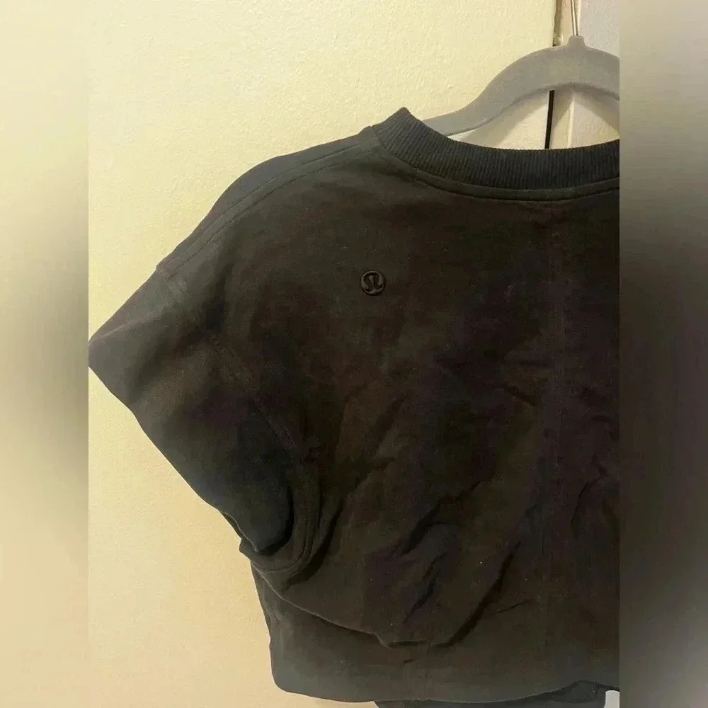 Lululemon cropped black T shirt